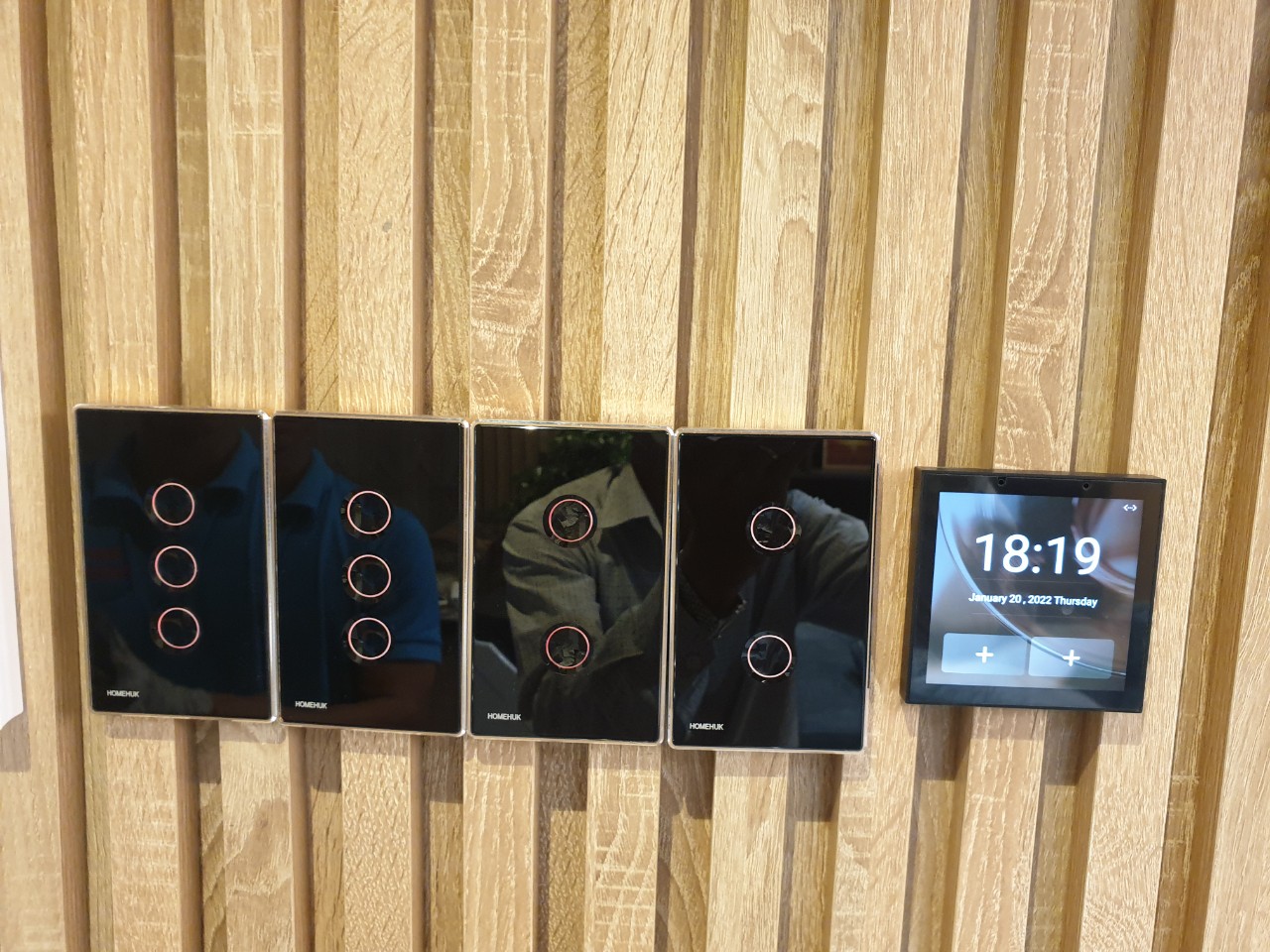 Công tắc cảm ứng HOMEHUK 4 nút đen lõm viền vàng - Ảnh 4