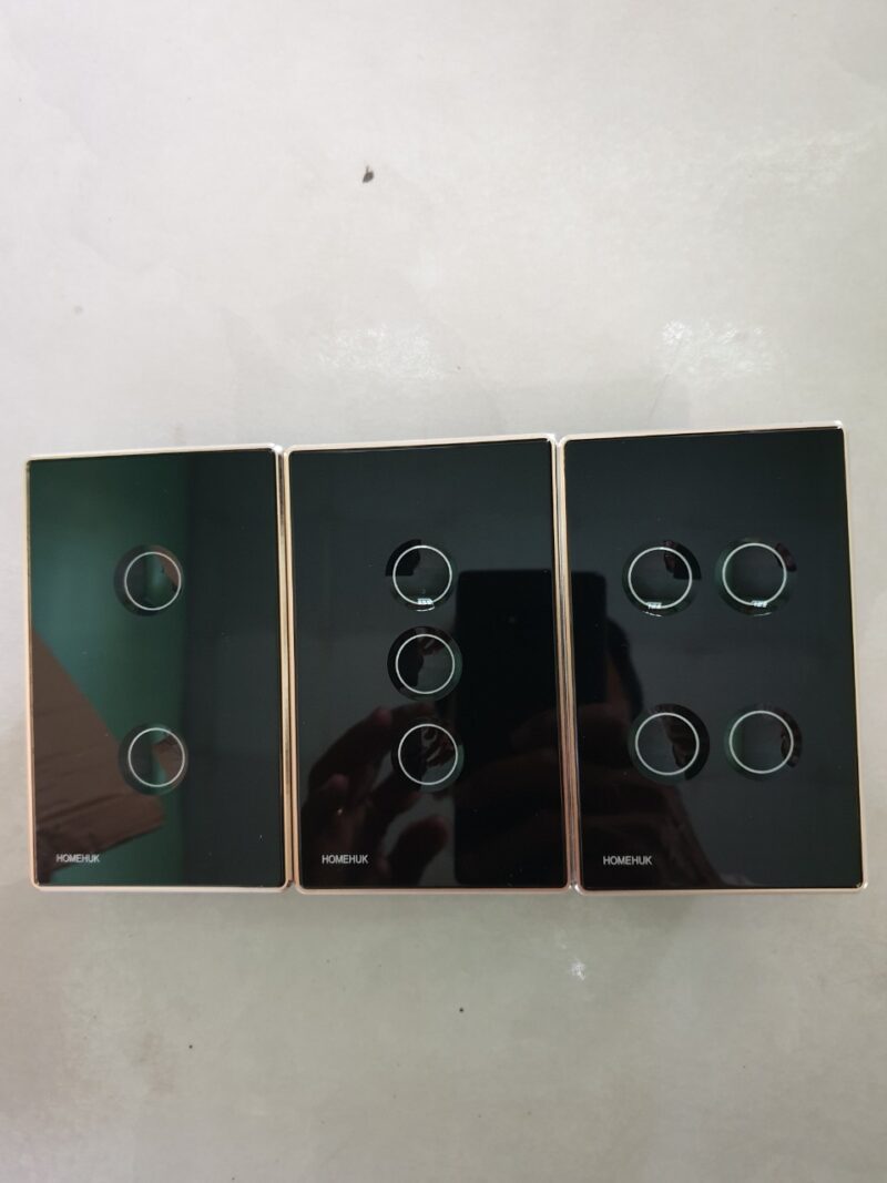 Công tắc cảm ứng HOMEHUK 4 nút đen lõm viền vàng
