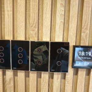 Công tắc cảm ứng HOMEHUK 4 nút đen lõm viền vàng