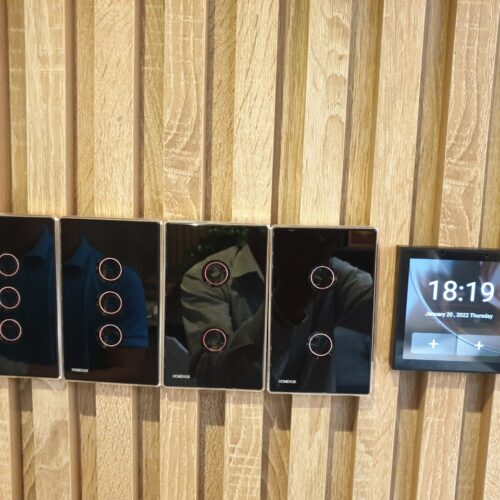 Công tắc cảm ứng HOMEHUK 4 nút đen lõm viền vàng