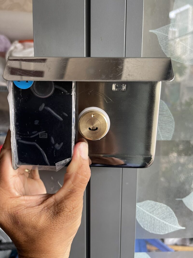 z4779107394538_522da2bf4044f7b983a235aa10dc9a34.jpg Khoá cửa cổng điện tử có vân tay 4 in 1 GOLDLOCK